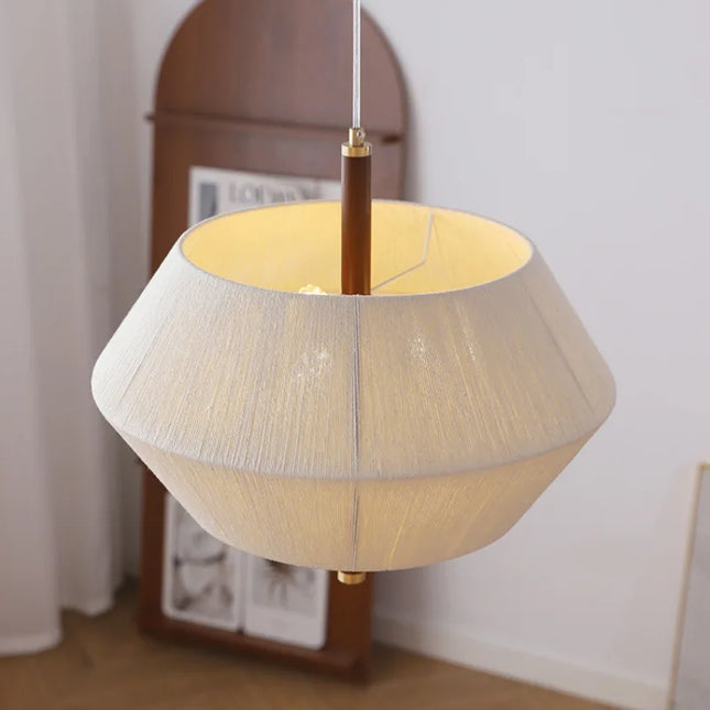 Suspension japonaise en tissu à ampoule LED pour une ambiance apaisante au salon.