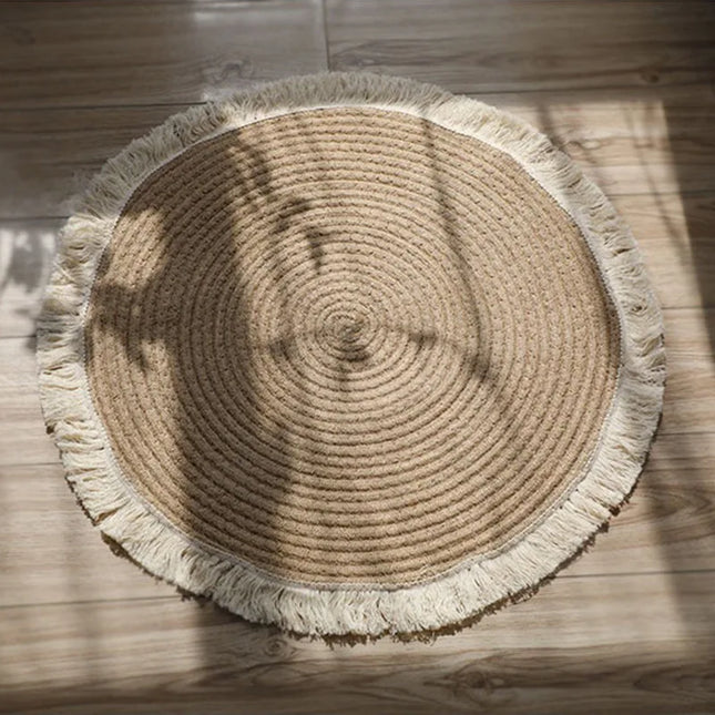 Tapis rond en rotin et jute tissé à la main dans un salon bohème
