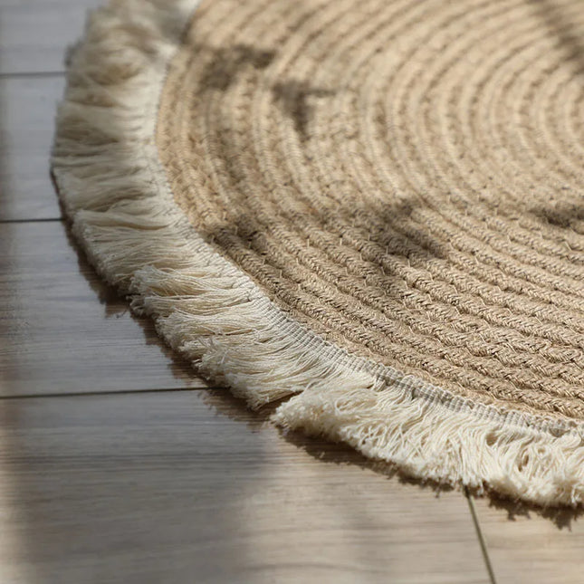 Tapis rond en rotin naturel au design artisanal