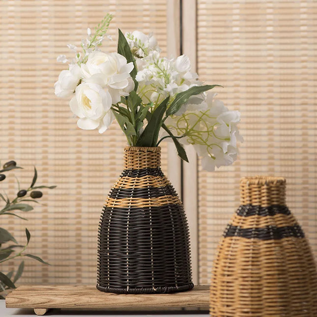 Vase en rotin naturel de style bohème posé en décoration