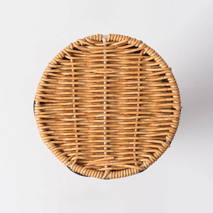 Détail du tressage à la main d'un vase en rotin naturel