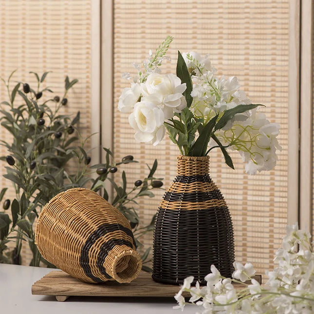 Vase en rotin tissé à la main garni de fleurs séchées dans un salon