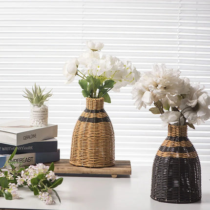 Vase en rotin tissé aux tons noir et marron sur une étagère