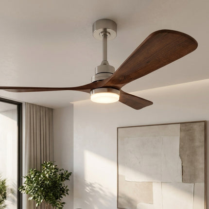 Détail du moyeu argenté et du disque LED allumé du ventilateur de plafond à pales en bois massif de noyer