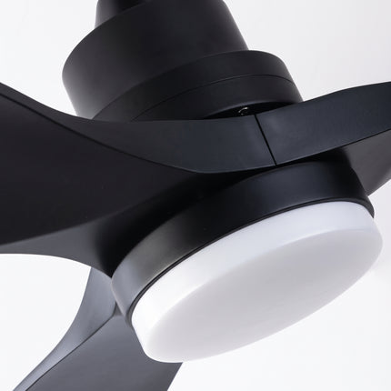 Vue rapprochée du moyeu noir mat et du disque LED opale sous les trois pales du ventilateur
