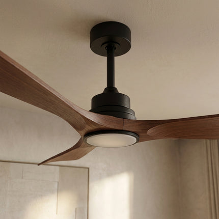Vue rapprochée du moyeu noir mat, du disque LED et des trois pales effet noyer du ventilateur