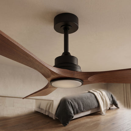 Vue rapprochée du moyeu noir mat, du disque LED et des trois pales effet noyer du ventilateur