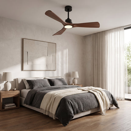 Ventilateur de plafond à pales noyer allumé dans une chambre japandi aux tons beige et lin