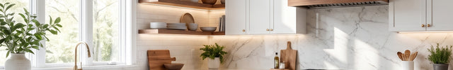 Ventilateur de plafond à pales noyer dans une cuisine blanche à îlot en bois et plan en marbre