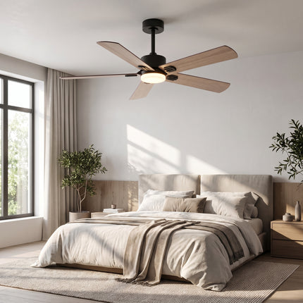 Ventilateur de plafond 5 pales effet noyer allumé au-dessus d'un lit dans une chambre claire