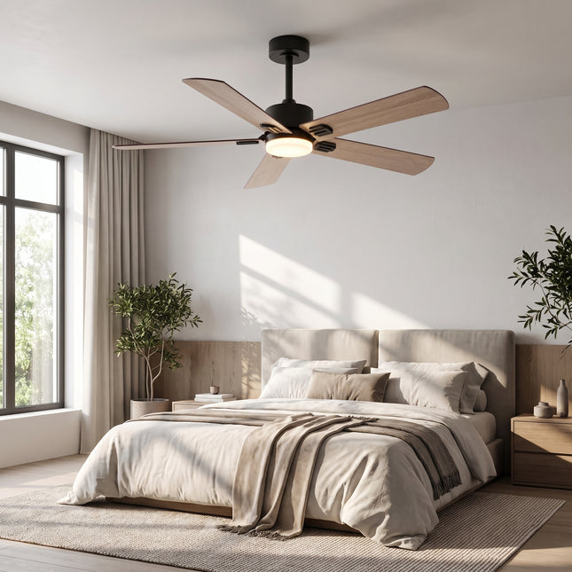 Ventilateur de plafond 5 pales effet noyer allumé au-dessus d'un lit dans une chambre claire