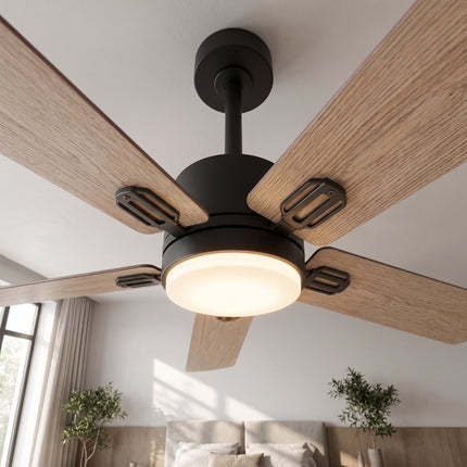 Détail du moyeu noir et du diffuseur LED allumé du ventilateur de plafond à 5 pales