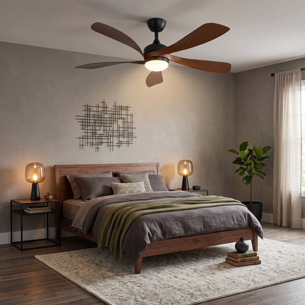 Ventilateur de plafond noir à 5 pales effet bois marron éclairant une chambre aux tons taupe