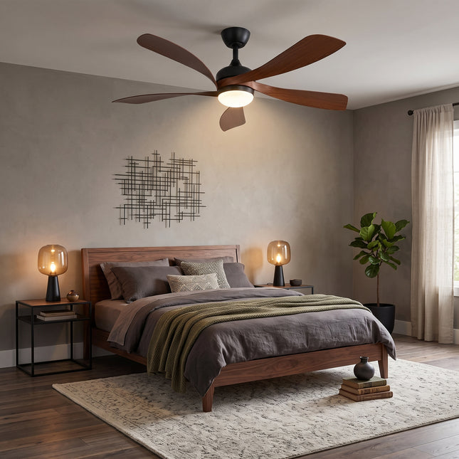 Ventilateur de plafond noir à 5 pales effet bois marron éclairant une chambre aux tons taupe