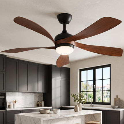 Ventilateur de plafond noir à 5 pales effet bois marron, allumé au-dessus d'un îlot de cuisine en marbre