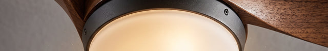 Vue en contre-plongée du moyeu noir, des 5 pales effet bois marron et du globe lumineux allumé