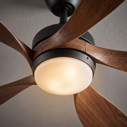 Vue en contre-plongée du moyeu noir, des 5 pales effet bois marron et du globe lumineux allumé