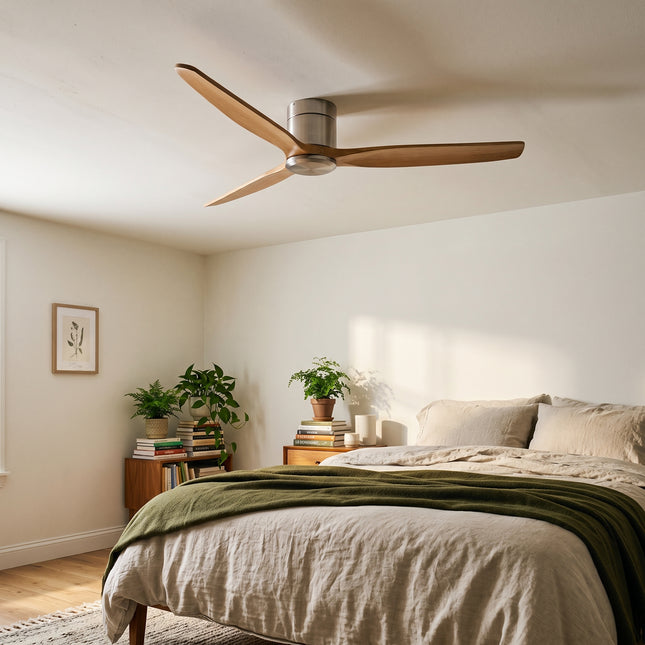 Ventilateur de plafond bas en bois clair et argent monté au plafond d'une chambre chaleureuse
