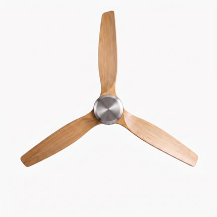 Ventilateur de plafond bas naturel et argent vu de face, trois pales en hélice, sur fond blanc