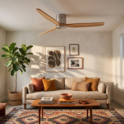 Ventilateur de plafond bas en bois clair et argent au plafond d'un salon chaleureux et coloré