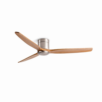 Ventilateur de plafond bas en bois massif naturel clair et moyeu argent brossé, trois pales, sur fond blanc