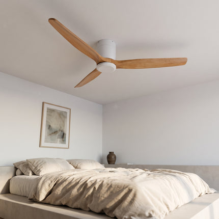 Ventilateur de plafond bas en bois clair et blanc monté au plafond d'une chambre lumineuse