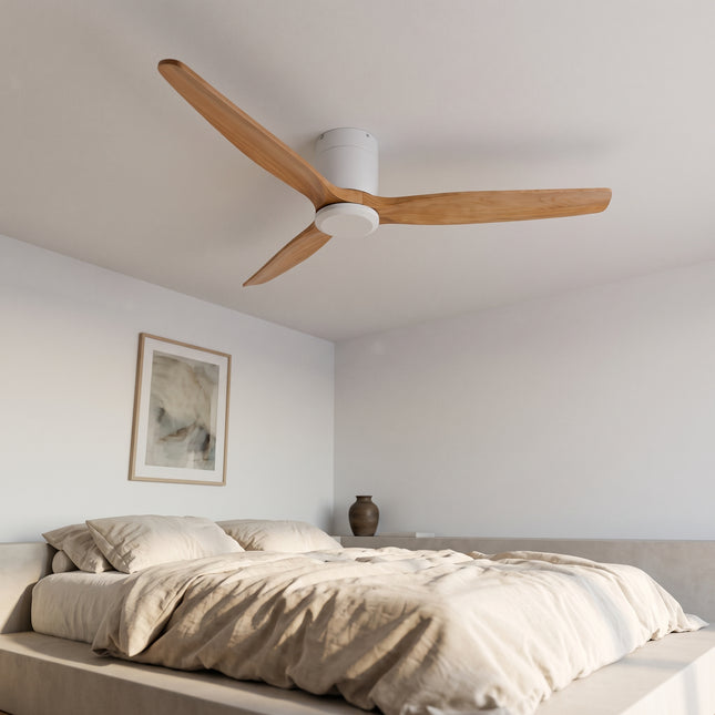 Ventilateur de plafond bas en bois clair et blanc monté au plafond d'une chambre lumineuse