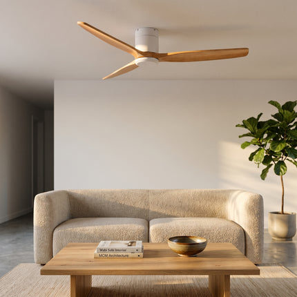 Ventilateur de plafond bas en bois clair et blanc au plafond d'un salon minimaliste