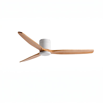 Ventilateur de plafond bas en bois massif naturel clair et moyeu blanc mat, trois pales, sur fond blanc