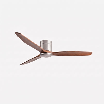 Ventilateur de plafond bas en bois massif noyer et métal argent brossé, trois pales, sur fond blanc
