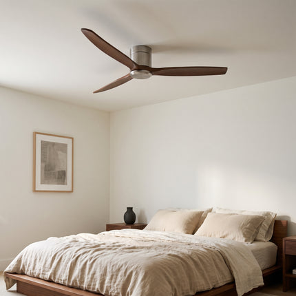 Ventilateur de plafond bas en bois noyer monté au plafond d'une chambre japandi lumineuse