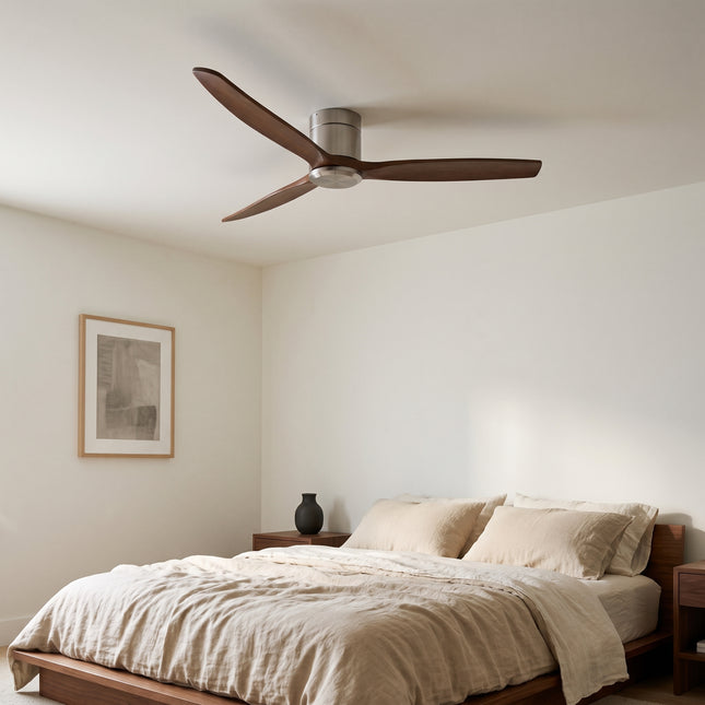Ventilateur de plafond bas en bois noyer monté au plafond d'une chambre japandi lumineuse