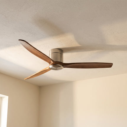 Trois pales en bois noyer d'un ventilateur de plafond bas, lumière naturelle rasante