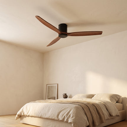 Ventilateur de plafond bas noyer et noir monté au plafond d'une chambre chaleureuse