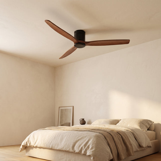 Ventilateur de plafond bas noyer et noir monté au plafond d'une chambre chaleureuse
