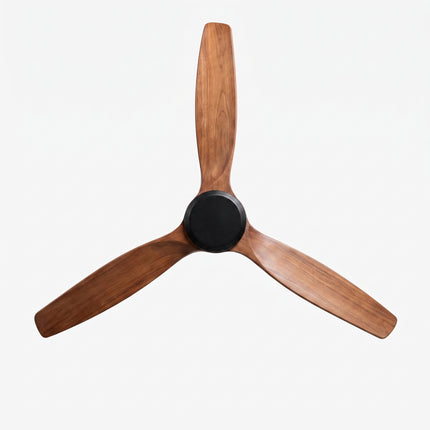 Ventilateur de plafond bas noyer et noir vu de face, trois pales en hélice, sur fond blanc