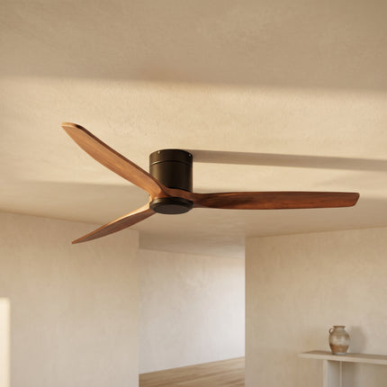 Ventilateur de plafond bas noyer et noir monté au plafond d'une pièce à vivre lumineuse