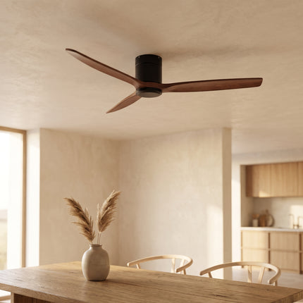 Ventilateur de plafond bas noyer et noir au plafond d'une salle à manger ouverte sur la cuisine