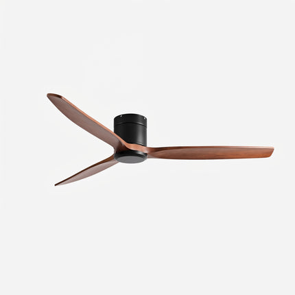 Ventilateur de plafond bas en bois massif noyer et moyeu noir mat, trois pales, sur fond blanc
