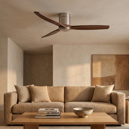 Ventilateur de plafond bas en bois noyer au plafond d'un salon minimaliste aux tons beige