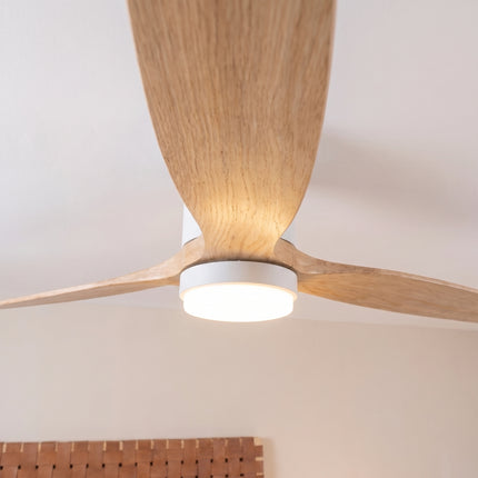 Gros plan sur la LED intégrée et une pale en bois clair du ventilateur de plafond blanc