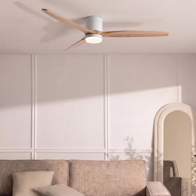 Ventilateur de plafond bas LED bois clair et blanc au plafond d'un salon lumineux et épuré