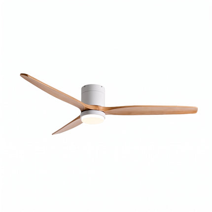 Ventilateur de plafond bas avec LED, bois massif naturel clair et moyeu blanc, trois pales, sur fond blanc