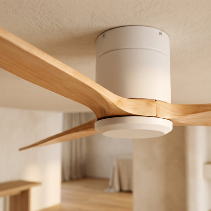 Détail du montage encastré profil bas et du moyeu blanc mat du ventilateur de plafond
