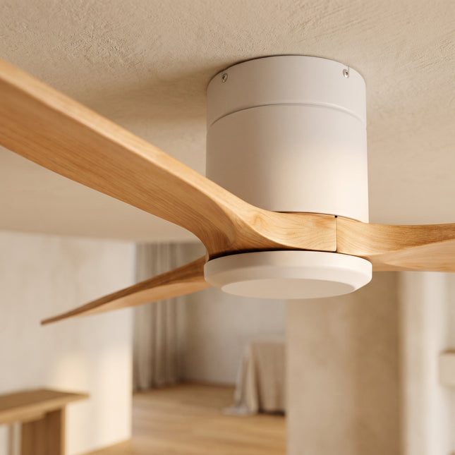 Détail du montage encastré profil bas et du moyeu blanc mat du ventilateur de plafond