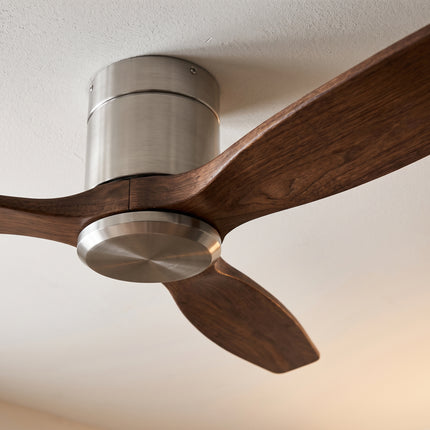 Détail du montage encastré profil bas et du moyeu argent brossé du ventilateur de plafond