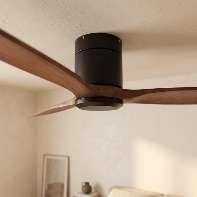 Détail du montage encastré profil bas et du moyeu noir mat du ventilateur de plafond