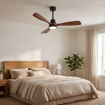 Ventilateur de plafond bois et noir dans une chambre aux tons naturels et lin beige
