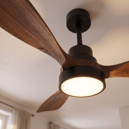 Détail du bloc LED allumé et des pales en bois de noyer du ventilateur de plafond