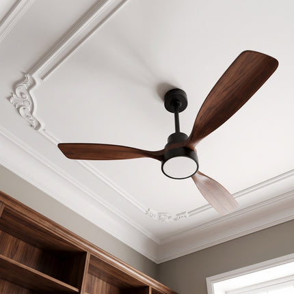 Ventilateur de plafond bois et noir vu en contre-plongée sous un plafond à moulures